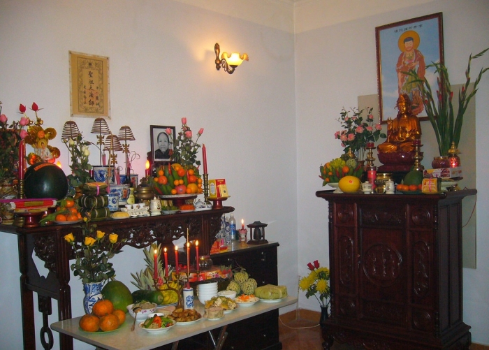 Bài trí bàn thờ Phật và bàn thờ gia tiên