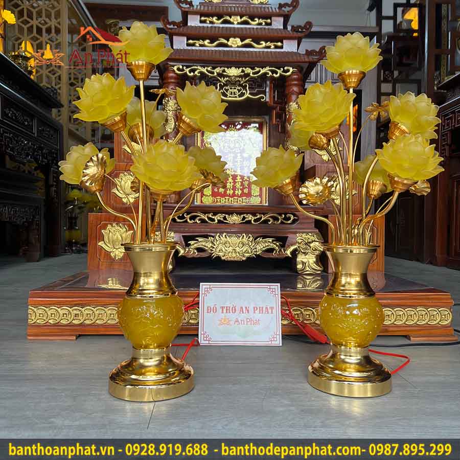 Đèn thờ cúng mẫu hoa sen nở rộ thân đồng DT828