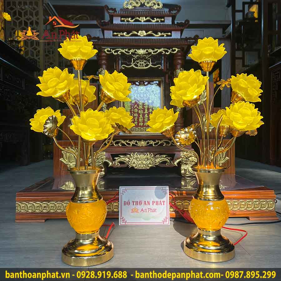 Đèn thờ cúng mẫu hoa sen nở rộ thân đồng DT828