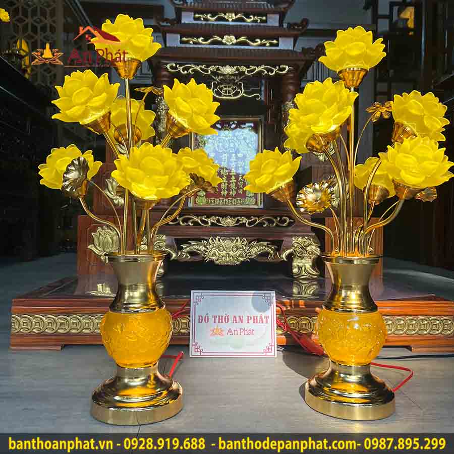 Đèn thờ cúng mẫu hoa sen nở rộ thân đồng DT828